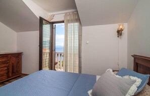 5 bedrooms, travel crib, free WiFi, bed sheets - 5 bedroom nice home in Postira (Postira)