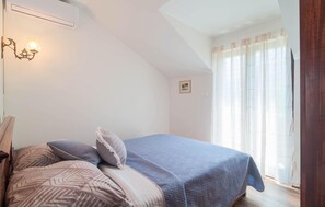 5 bedrooms, travel cot, free WiFi, bed sheets