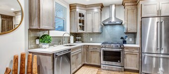 Brand New 1 Bedroom Luxury Bungalow steps from Sonoma Plaza