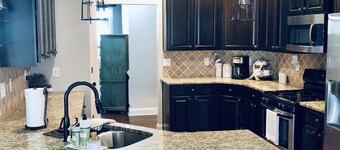 Haus on Highgrass- Open Floor Plan Master's Rental