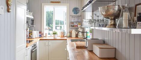 Jääkaappi, liesi, astianpesukone, kahvin-/teenkeitin