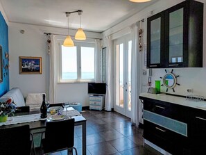 TV - Nice apartment for 4 guests with A/C, WIFI, TV and patio (Imperia)