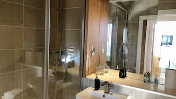 Apartment | Bathroom | Shower, hair dryer, towels