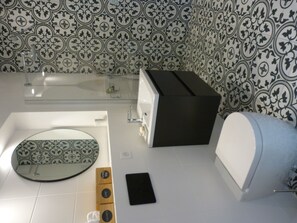 Douche, sèche-cheveux, serviettes fournies