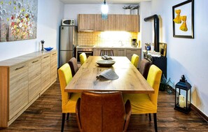 ثلاجة، موقد طهي مسطح، غسالة أطباق، ماكينة لصنع القهوة/الشاي