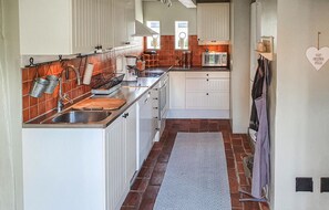 Jääkaappi, mikroaaltouuni, liesi, astianpesukone