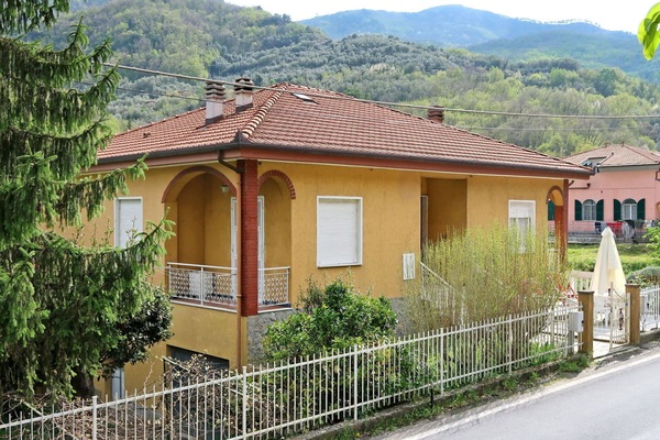 Pflanze, Gebäude, Eigentum, Fenster, Himmel, Berg, Haus, Baum, Zaun, Hütte