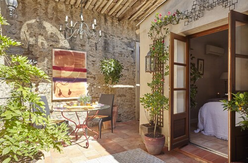 LUXURY WINEMAKER'S COTTAGE, HEATED POOL, AIR CON, CANAL DU MIDI, near CARCASSONE