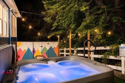 Hot Tub Retreat Near Turner Falls