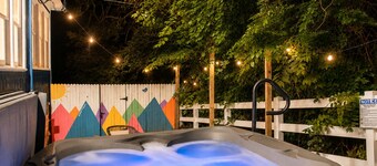 Hot Tub Retreat Near Turner Falls