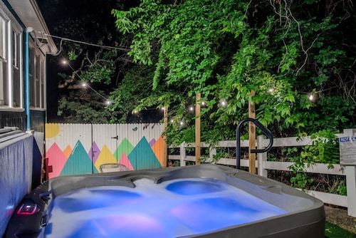 The Bluebird Cottage: A Charming Style Cabin with Hot Tub & Now Dog-Friendly!