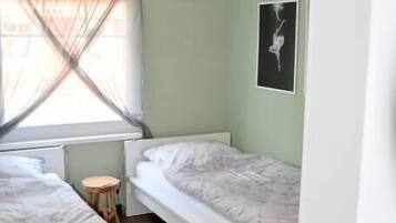 2 bedrooms, iron/ironing board, travel cot, Internet