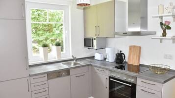 Køleskab, mikrobølgeovn, ovn, kogeplade