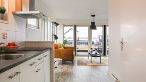 Kaffetrakter/tekoker, kjøleskap, mikrobølgeovn og kjøkkenutstyr