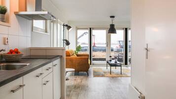 Fridge, coffee/tea maker