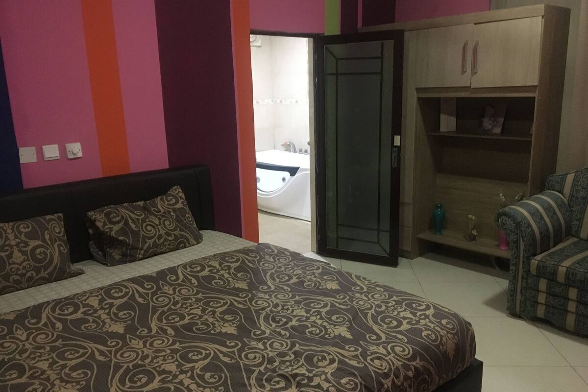 Executive Suite | Desk, laptop workspace, iron/ironing board, free WiFi