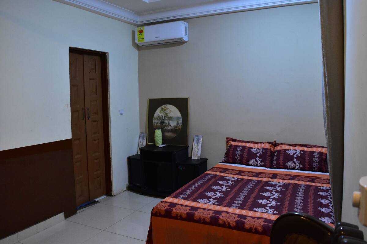 Desk, laptop workspace, iron/ironing board, free WiFi