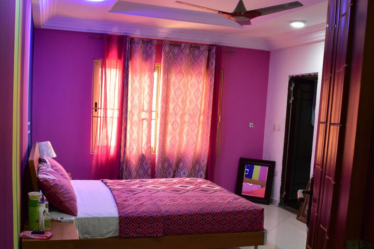 Desk, laptop workspace, iron/ironing board, free WiFi