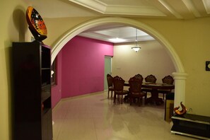 Breakfast, lunch, dinner served; local and international cuisine 