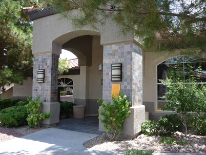 Las Vegas Blvd. tropical resort guard gated condo/Pool/Spa/Gym/Tennis/pet/ADA