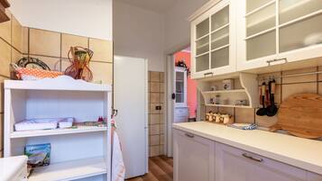 Four, chaise haute, congélateur