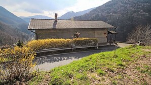 A building with a tiled roof, a small porch, and a sign indicating a restaurant. - Cosy apartment for 4 people with TV, terrace and pets allowed (Aurano)