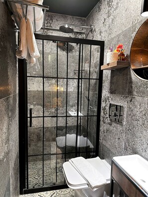 Shower, pancuran hujan, perlengkapan mandi gratis, dan pengering rambut