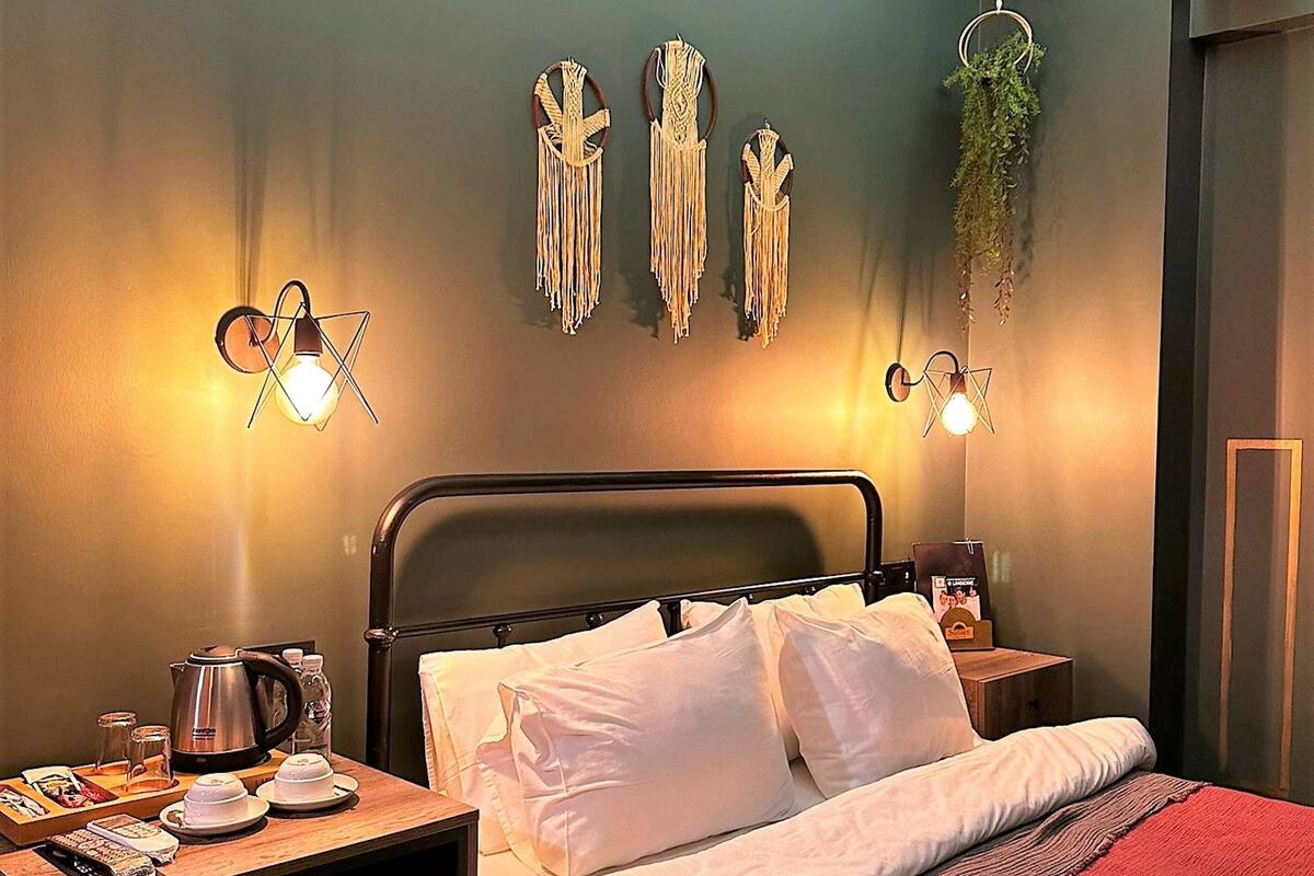 Economy Room | Egyptian cotton sheets, premium bedding, Select Comfort beds