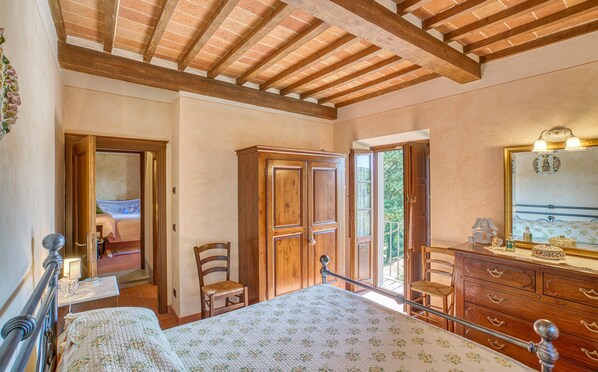 5 bedrooms, travel crib, free WiFi