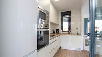 Een koelkast, een kookplaat, een vaatwasser