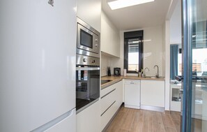 Réfrigérateur, micro-ondes, plaque de cuisson, lave-vaisselle
