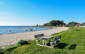 بالقرب من الشاطئ