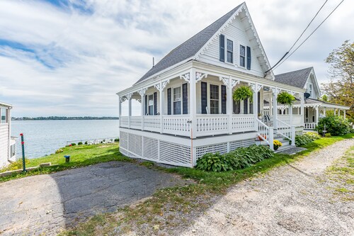 Quintessential seaside cottage in beautiful Pott's Point