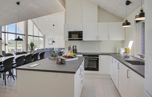 Réfrigérateur, micro-ondes, plaque de cuisson, lave-vaisselle