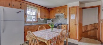 Perfect Family Beach House - Walking Distance to Scarborough Beach