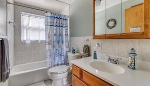 Combined shower/tub, towels, toilet paper