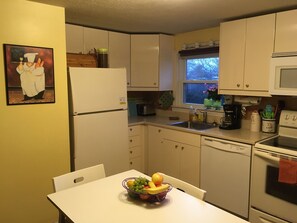 Jääkaappi, mikroaaltouuni, uuni, liesi