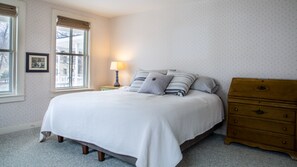 6 bedrooms, desk, iron/ironing board, free WiFi