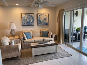 Smart-TV, DVD-Player, Kinderspielzeug, Bücher