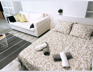 1 chambre, fer et planche à repasser, lit parapluie, draps fournis