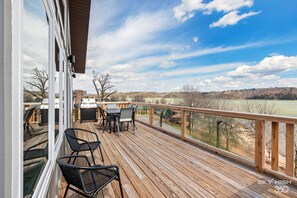 Outdoor dining - Lakeview Oasis has a panoramic lake view from the deck perfect for any getaway! (Rogers)