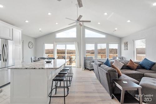 Lakeview Oasisissa on panoraamanäkymä kannelle, joka sopii täydellisesti lomalle!