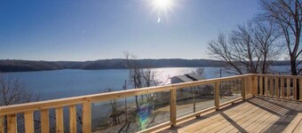 Lakeview Oasis heeft een panoramisch uitzicht op het meer vanaf het dek, perfect voor elk uitje!
