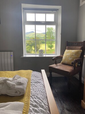 1 chambre, fer et planche à repasser, lit de bébé portatif