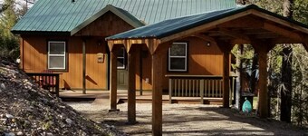 Life`s A Bear Retreat! COUPLES HOT TUB! 
& KING SIZE BED!
