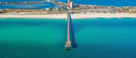 Playa en los alrededores, camastros y toallas de playa