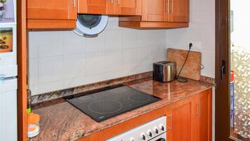 Een koelkast, een oven, een kookplaat, een koffiezetapparaat/waterkoker