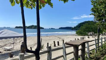 Sur la plage, chaise longue, serviettes de plage