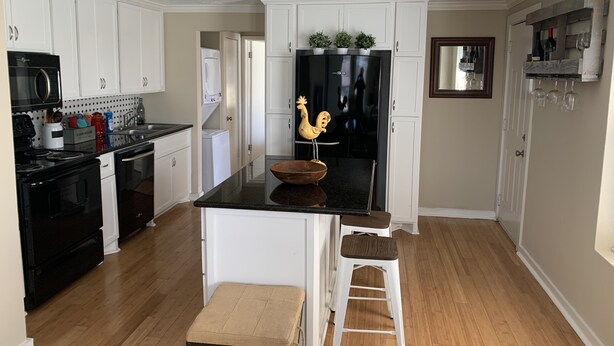 Coffee/tea maker, fridge, microwave, oven - Houston Hopper House (Houston)