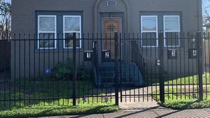 Exterior - Houston Hopper House (Houston)